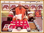 Swamishri performs his morning puja.