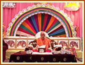 Swamishri performs his morning puja amid the chanting of the 108 holy names of Lord Swaminarayan.