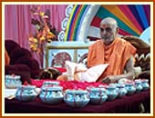 Swamishri performing his morning puja in front of Sadhus and over 2,000 devotees from far and wide.