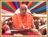 Swamishri engrossed in his morning worship of the Lord.