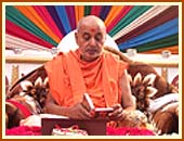 Swamishri engrossed in his morning worship of the Lord.