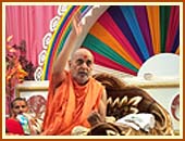 Swamishri performs the concluding rites of the maha-puja, including the final arti.