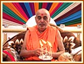 Swamishri performs the concluding rites of the maha-puja, including the final arti.