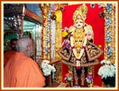 Swamishri arrives for darshan of the murtis in the main mandir