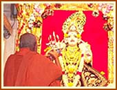 Swamishri performing the Shangar Arti of Ghanshyam Maharaj