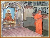 Swamishri doing darshan at the rooms where Yogiji Maharaj and Shastriji Maharaj resided.