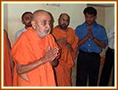 Swamishri doing darshan at the rooms where Yogiji Maharaj and Shastriji Maharaj resided.