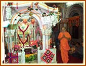 Swamishri doing darshan and pradakshinas in the holy Akshar Deri.