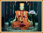 The holy murti of Yogiji Maharaj in the Akshar Deri.