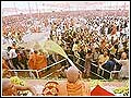 The devotees danced with joy as they approached Swamishri, Fuldol, Sarangpur, 2 March, 99