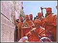 Placing a flower offered to Harikrishna Maharaj in a recess of the Wailing Wall and with the Shanti Path, the Swaminarayan dhun was chanted for the good of all. 5 Sept 99