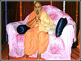 Swamishri chanting dhun for safe return of hostages