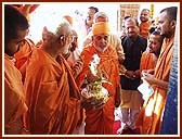 Swamishri performing Kalash pujan at the Mandir entrance