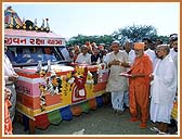 Health Awareness Campaign of the Gujarat Health Ministry being blessed by Swamishri
