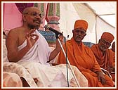 Renowned Jain Muni Shri Jinchandraji addressing the gathering