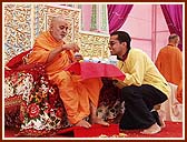 Swamishri inaugurating 6 new herbal medicines introduced by the sanstha's ayurvedic pharmacy