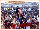 A colorful procession with music and dance led the entry of Shri Harikrishna Maharaj on a palanquin and Swamishri on a Swan-chariot pulled by saints