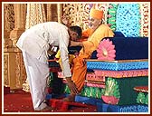 Even today, Swamishri's followers show the same faith, fearlessness and honesty which Lord Swaminarayan had instilled in satsangis. A few such devotees were honored by Swamishri during the festival