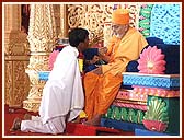 Even today, Swamishri's followers show the same faith, fearlessness and honesty which Lord Swaminarayan had instilled in satsangis. A few such devotees were honored by Swamishri during the festival