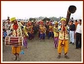 A colorful procession with music and dance led the entry of Shri Harikrishna Maharaj on a palanquin and Swamishri on a Swan-chariot pulled by saints