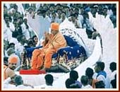 A colorful procession with music and dance led the entry of Shri Harikrishna Maharaj on a palanquin and Swamishri on a Swan-chariot pulled by saints