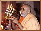 After offering Vedic pujan, Swamishri performs arti of the murtis
