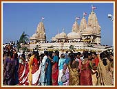 Devotees patiently waiting to perform the Maha-abhishek ceremony