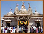 Devotees patiently waiting to perform the Maha-abhishek ceremony