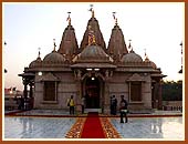 During the four day festival , the beautiful 5 -spired Mandir had more than 100,000 visitors