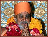 Swamishri honored after his arrival in Valsad. 12 Dec 99
