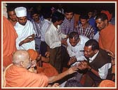 Swamishri giving a rosary in appreciation to each Tandel volunteer. 12 Dec 99