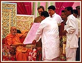Members of Valsad City Council offering a Citation of Honor to Swamishri