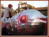 On the streets of Valsad the murtis of Shri Akshar Purushottam Maharaj, Shri Harikrishna Maharaj and Shri Ghanshyam Maharaj are paraded in a Peacock float, Swan float and Fish float respectively