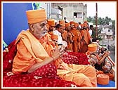 Swamishri blessing and enthusiastically and responding to the huge colorful procession