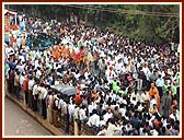 Swamishri blessing and enthusiastically and responding to the huge colorful procession