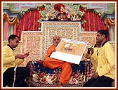 Swamishri inaugurating the Sanstha's renovated website: www.swaminarayan.org