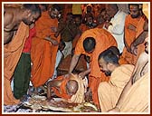 Swamishri prostating before the Lord