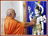 Performing Vedic rites of worship (pujan) of Shri Shiv-Parvati and Ganpatiji with Vedic rites