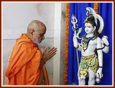 Performing Vedic rites of worship (pujan) of Shri Shiv-Parvati and Ganpatiji with Vedic rites