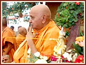     Lord Harikrishna Maharaj also sprays sanctified colored water on the devotees