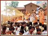 In a joyous mood, Swamishri profusely showers the holy water on the devotees and sadhus. About 43,000 devotees had assembled for the Fuldol festival