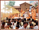 In a joyous mood, Swamishri profusely showers the holy water on the devotees and sadhus. About 43,000 devotees had assembled for the Fuldol festival