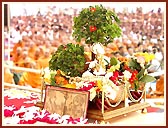 Lord Harikrishna Maharaj during Swamishri's puja