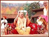 Swamishri inaugurates a lecture series of 10 audio cassettes Sant Samagam by senior sadhus