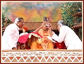 Swamishri inaugurating a biography on Subhash Chandra Bose translated by a devotee from Marathi into Gujarati