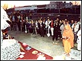 Pujya Atmaswarup Swami performing the arti