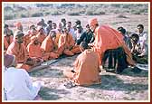 Mahant Swami delivering a spiritual discourse