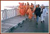 Mahant Swami and the group walk the final leg to Chhapaiya