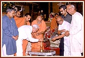 In the presence of Swamishri members of Jithri TB hospital light the lamp and announce the donation offered to them by the local municipality and other organizations