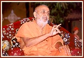 Swamishri discourses about the glory of Lord Swaminarayan 